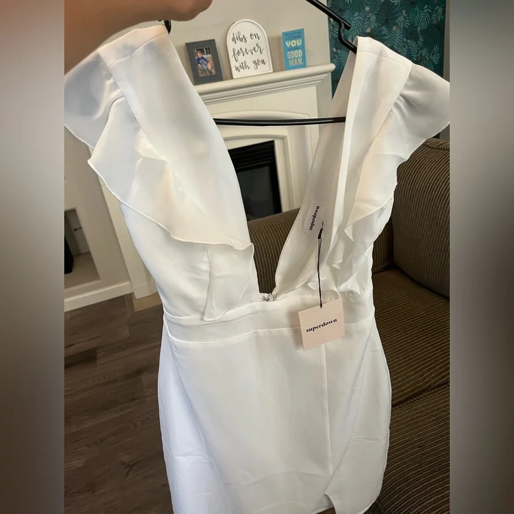 NWT, super sexy low cut and low back white Superdown linen mini dress w/slit - Picture 3 of 4